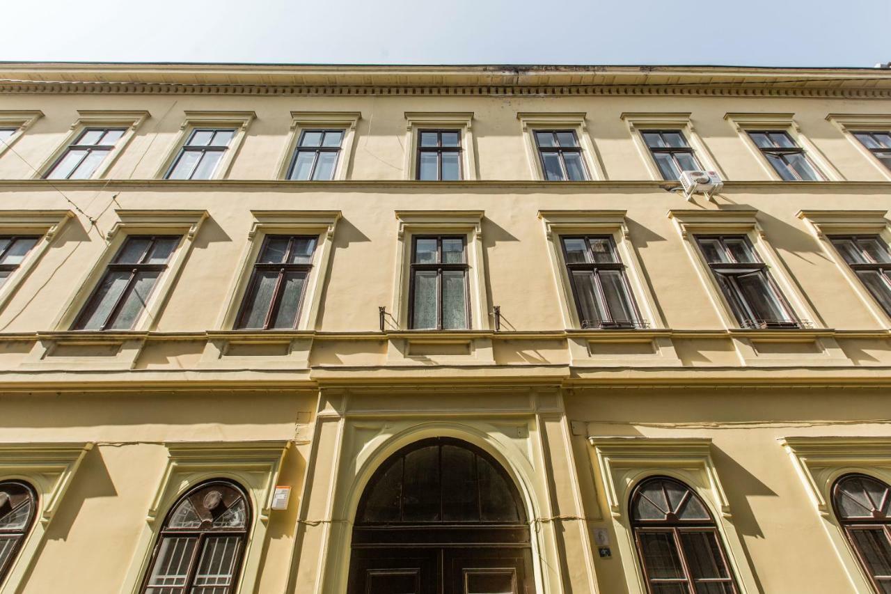 Sunlit Forest In The Centre Budapest Exterior photo